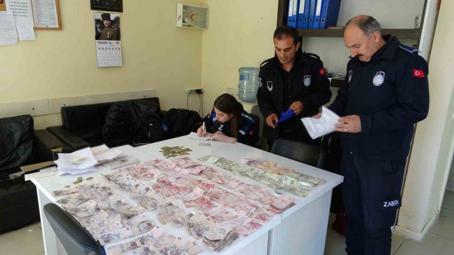 Dilencinin Üzerinden Emekli Maaş Dekontu İle Birlikte 2 Bin 479 Tl, Ziynet Eşyası Ve Banka Cüzdanı Çıktı