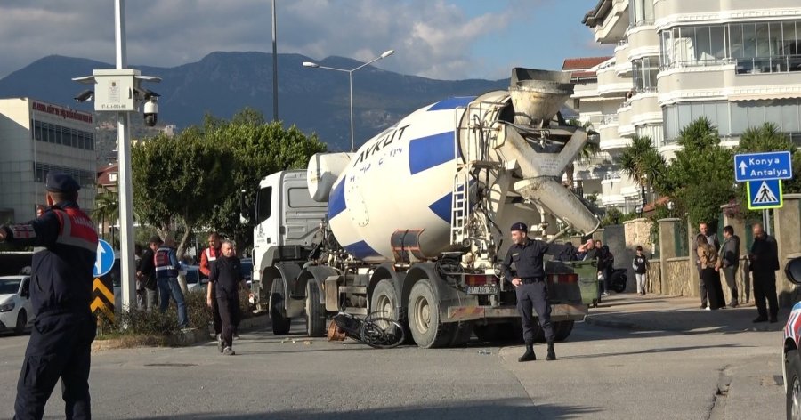 Beton Mikserinin Altında Kalan Bisikletli Kadın Hayatını Kaybetti