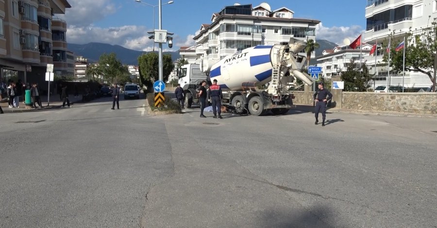 Beton Mikserinin Altında Kalan Bisikletli Kadın Hayatını Kaybetti