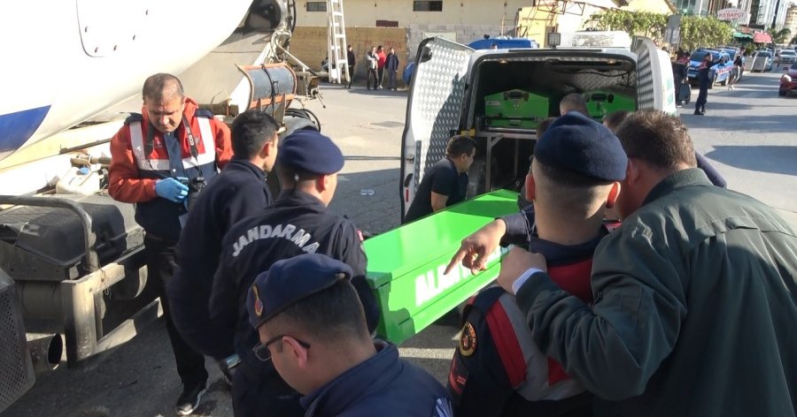 Beton Mikserinin Altında Kalan Bisikletli Kadın Hayatını Kaybetti