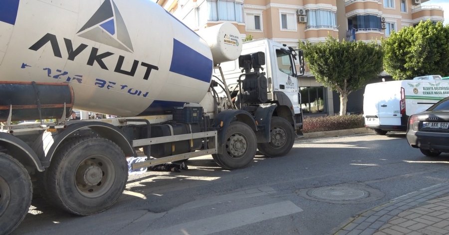 Beton Mikserinin Altında Kalan Bisikletli Kadın Hayatını Kaybetti