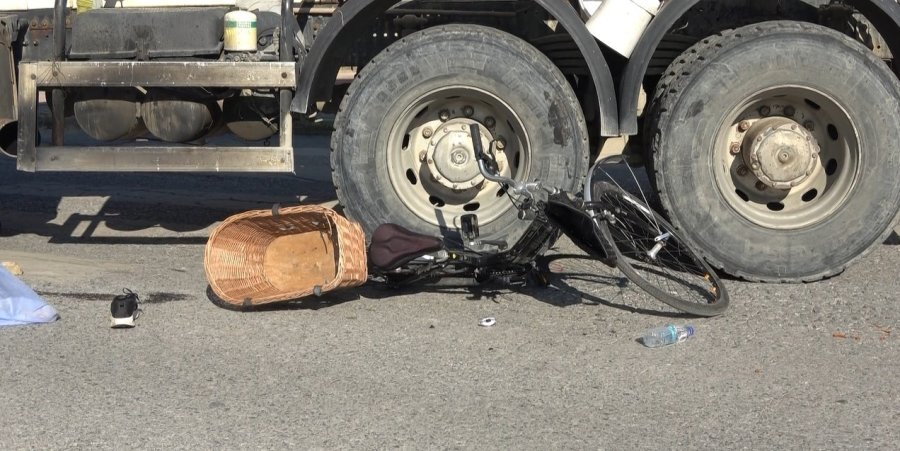 Beton Mikserinin Altında Kalan Bisikletli Kadın Hayatını Kaybetti