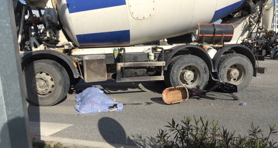 Beton Mikserinin Altında Kalan Bisikletli Kadın Hayatını Kaybetti