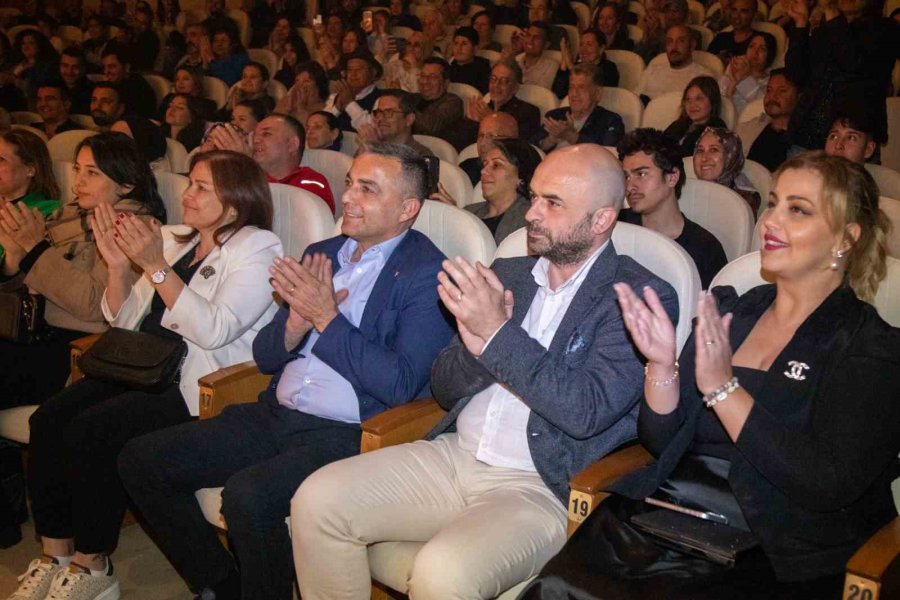 Maket’ten Kahkaha Dolu Prömiyer