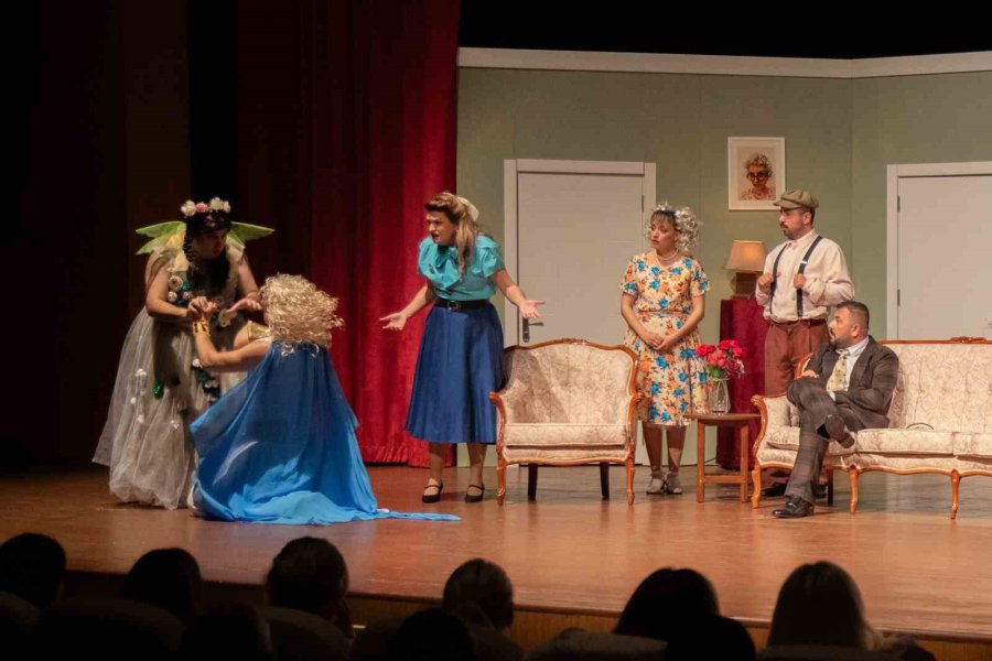 Maket’ten Kahkaha Dolu Prömiyer