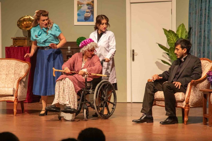 Maket’ten Kahkaha Dolu Prömiyer