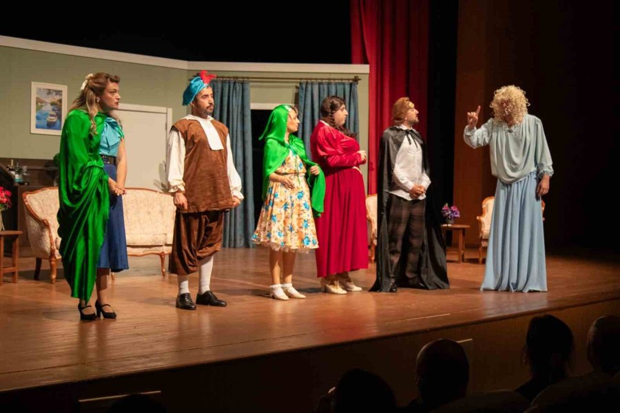 Maket’ten Kahkaha Dolu Prömiyer