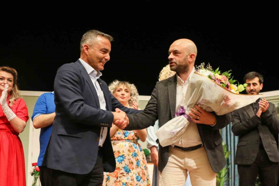 Maket’ten Kahkaha Dolu Prömiyer