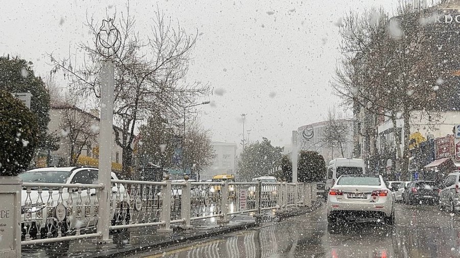 Nisan Ortasında Kar Sürprizi: Niğde Beyaza Büründü