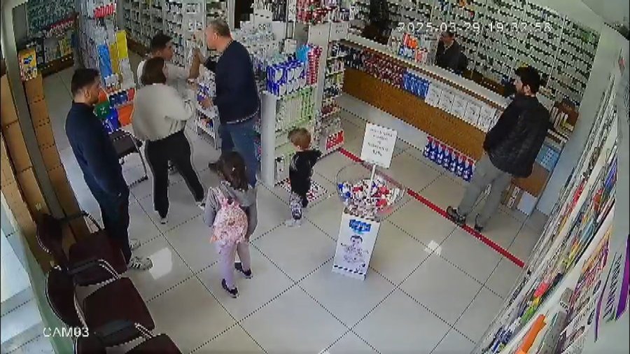 Boks Ringine Dönen Eczanedeki Kavga Anı Kamerada