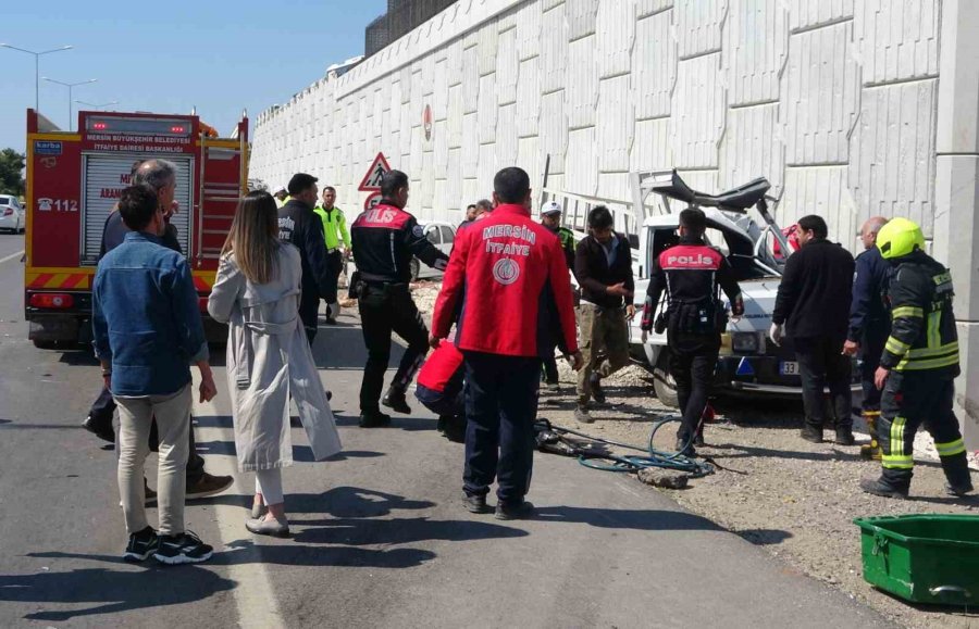 Otomobilin Çarptığı Kamyonet Otoyol Bağlantı Köprüsüne Vurdu: 1 Ölü, 3 Yaralı