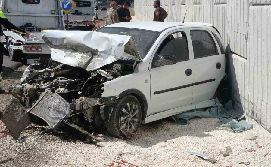 Otomobilin Çarptığı Kamyonet Otoyol Bağlantı Köprüsüne Vurdu: 1 Ölü, 3 Yaralı