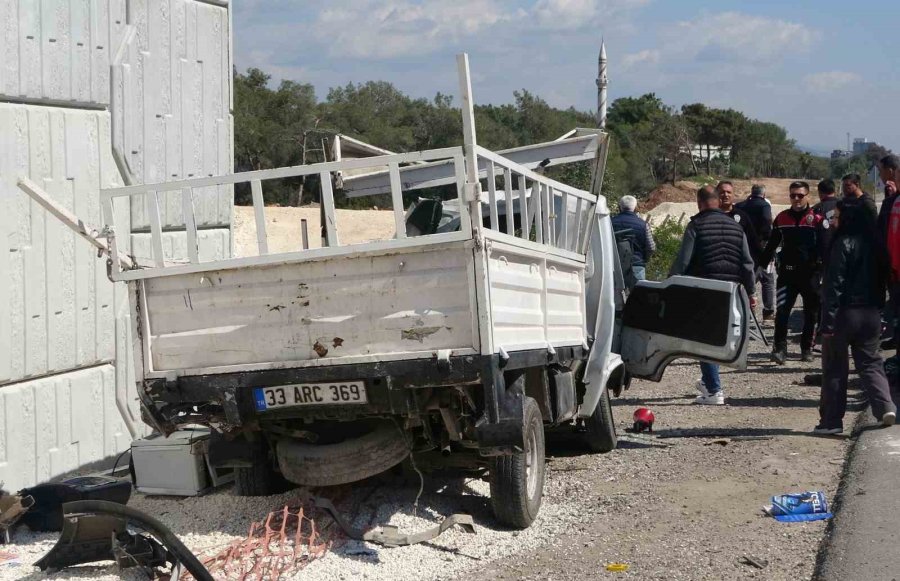 Otomobilin Çarptığı Kamyonet Otoyol Bağlantı Köprüsüne Vurdu: 1 Ölü, 3 Yaralı