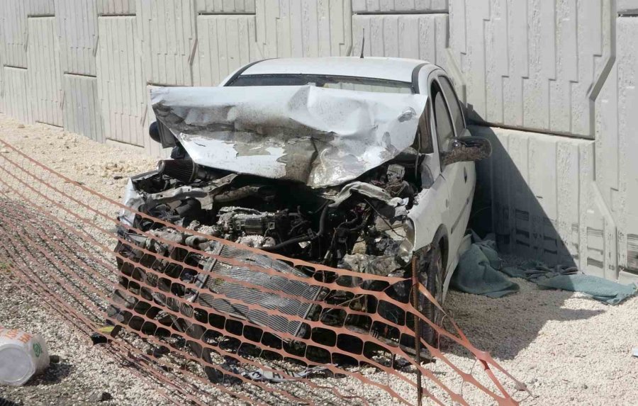 Otomobilin Çarptığı Kamyonet Otoyol Bağlantı Köprüsüne Vurdu: 1 Ölü, 3 Yaralı