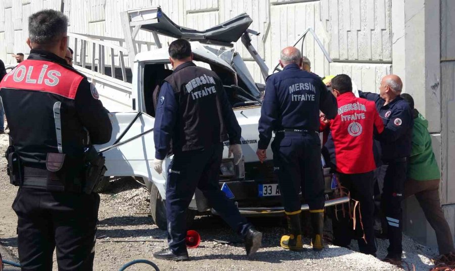 Otomobilin Çarptığı Kamyonet Otoyol Bağlantı Köprüsüne Vurdu: 1 Ölü, 3 Yaralı