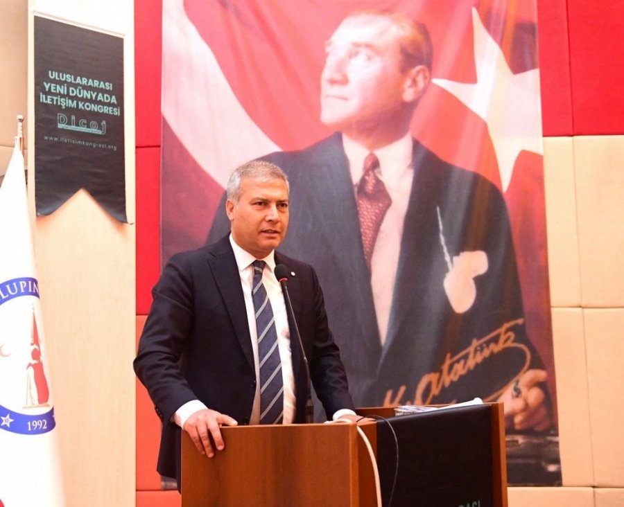 Rektör Adıgüzel ‘14. Uluslararası Yeni Dünyada İletişim Kongresi’nin Açılışında Konuştu