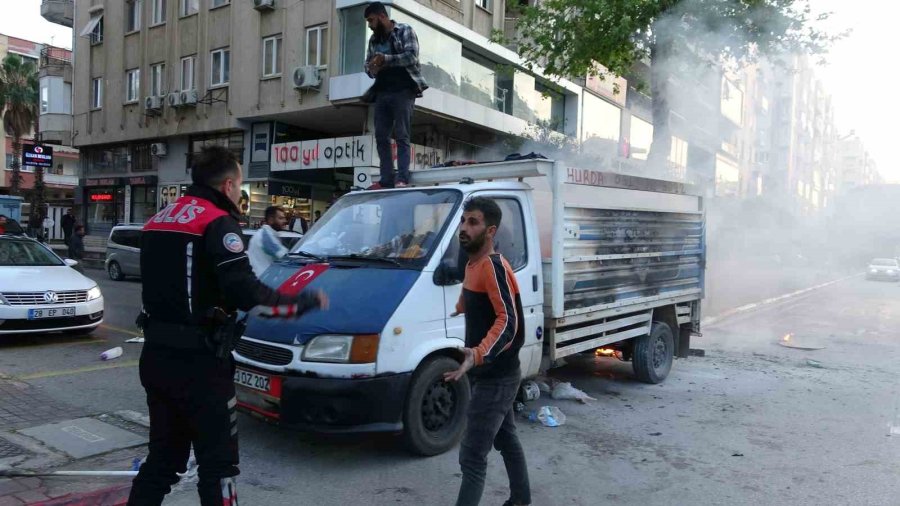 Alev Alev Yanan Kamyonete Damacana Ve Balkonlardan Hortumla Müdahale Ettiler