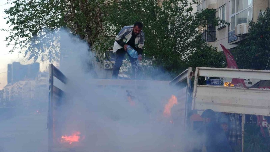 Alev Alev Yanan Kamyonete Damacana Ve Balkonlardan Hortumla Müdahale Ettiler