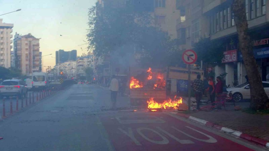 Alev Alev Yanan Kamyonete Damacana Ve Balkonlardan Hortumla Müdahale Ettiler
