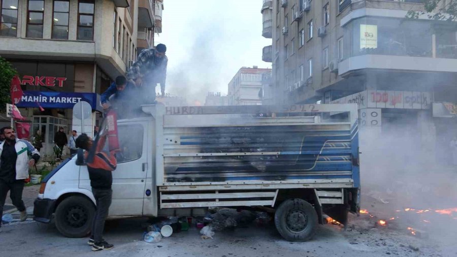 Alev Alev Yanan Kamyonete Damacana Ve Balkonlardan Hortumla Müdahale Ettiler