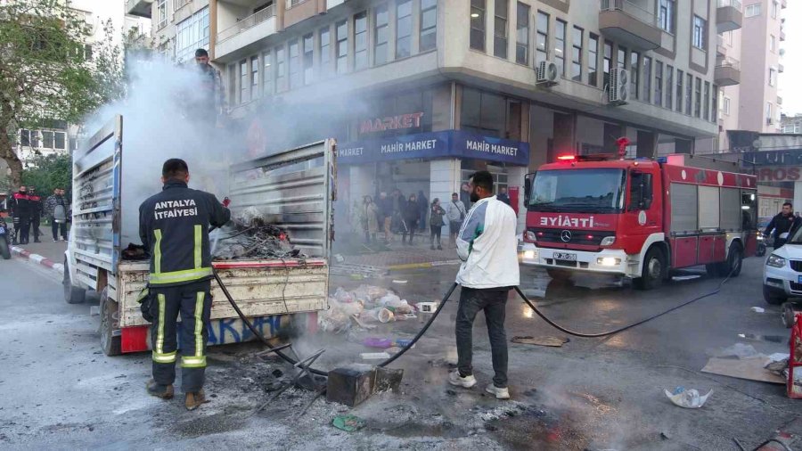 Alev Alev Yanan Kamyonete Damacana Ve Balkonlardan Hortumla Müdahale Ettiler