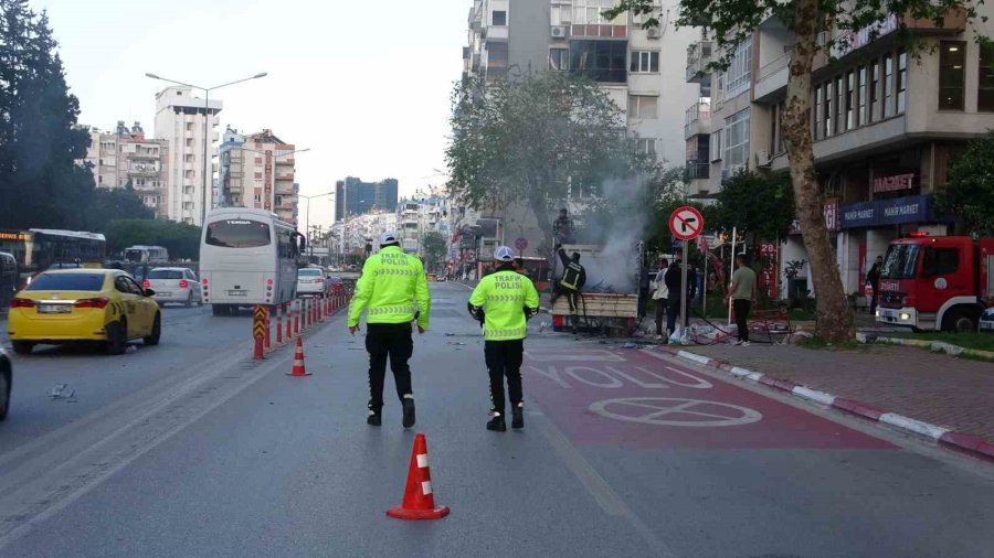 Alev Alev Yanan Kamyonete Damacana Ve Balkonlardan Hortumla Müdahale Ettiler