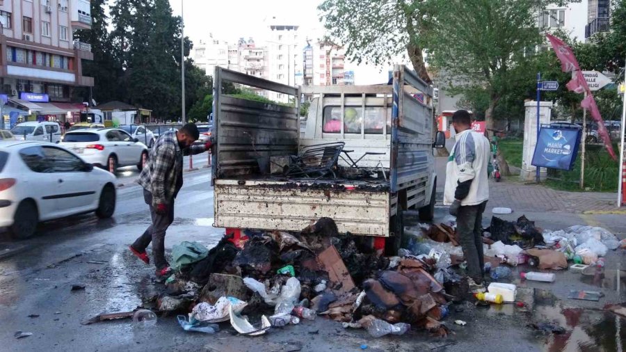 Alev Alev Yanan Kamyonete Damacana Ve Balkonlardan Hortumla Müdahale Ettiler