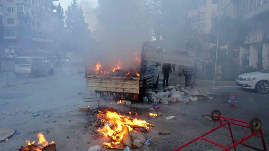 Alev Alev Yanan Kamyonete Damacana Ve Balkonlardan Hortumla Müdahale Ettiler