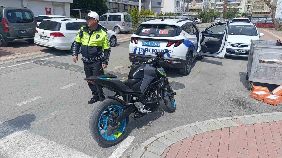 Plakasız Motosiklet Sürücüsünün Son İhlali Pahalıya Mal Oldu: 100 Ceza Puanından Ehliyeti İptal Edildi