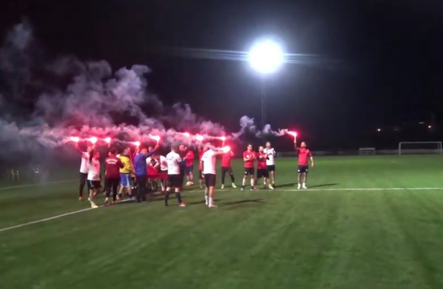 "antrenmanda Kavga Var" İhbarına Geldiler, Meşaleler Eşliğinde Pastayı Görünce Şaşırdılar