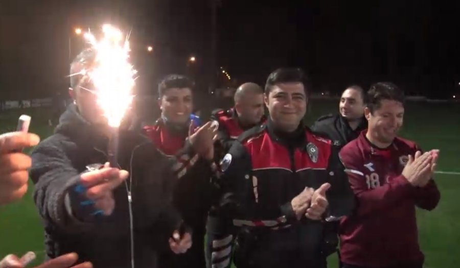 "antrenmanda Kavga Var" İhbarına Geldiler, Meşaleler Eşliğinde Pastayı Görünce Şaşırdılar