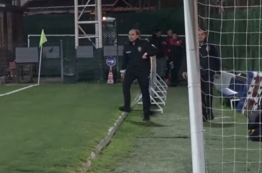 "antrenmanda Kavga Var" İhbarına Geldiler, Meşaleler Eşliğinde Pastayı Görünce Şaşırdılar