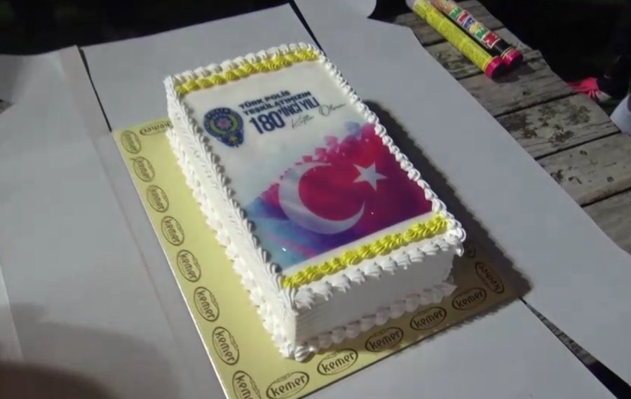 "antrenmanda Kavga Var" İhbarına Geldiler, Meşaleler Eşliğinde Pastayı Görünce Şaşırdılar