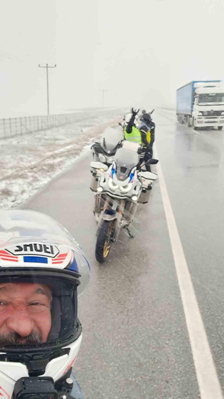 Nisan Ayının Ortasında Tipi Ve Kar Yağışı Nedeniyle Yolda Kaldılar