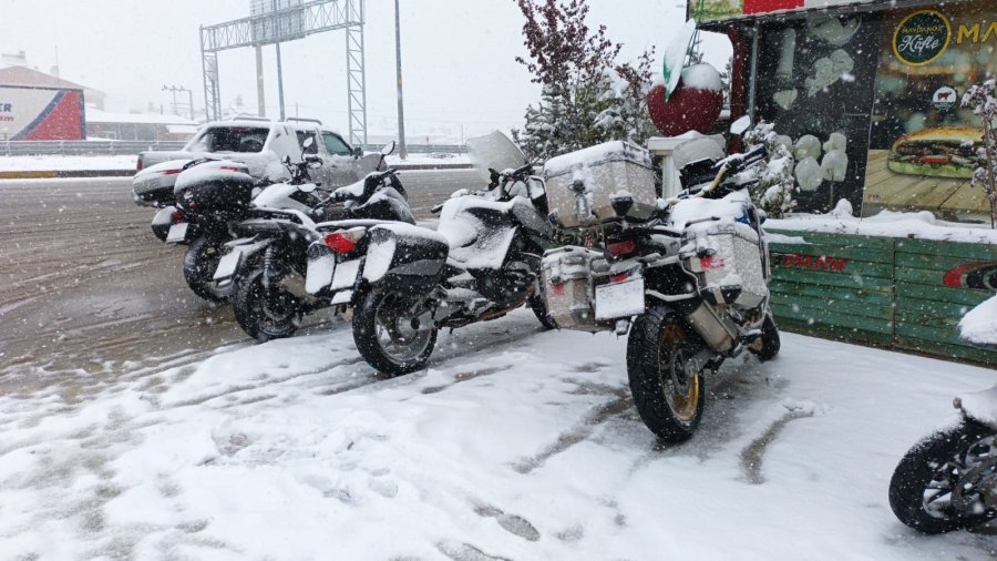 Nisan Ayının Ortasında Tipi Ve Kar Yağışı Nedeniyle Yolda Kaldılar