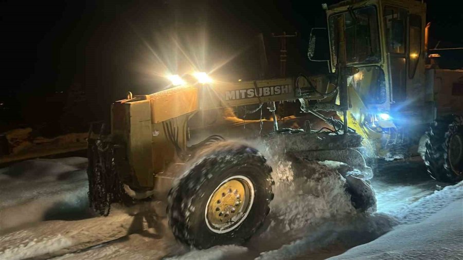 Büyükşehir, Kar Sonrasında Kapanan 90 Mahalle Yolunun Ulaşıma Açtı