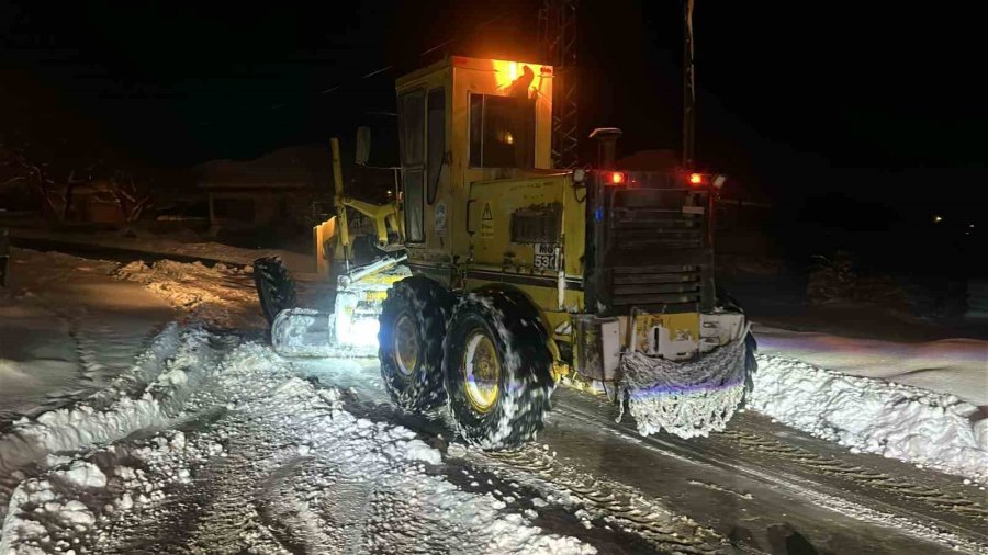 Büyükşehir, Kar Sonrasında Kapanan 90 Mahalle Yolunun Ulaşıma Açtı