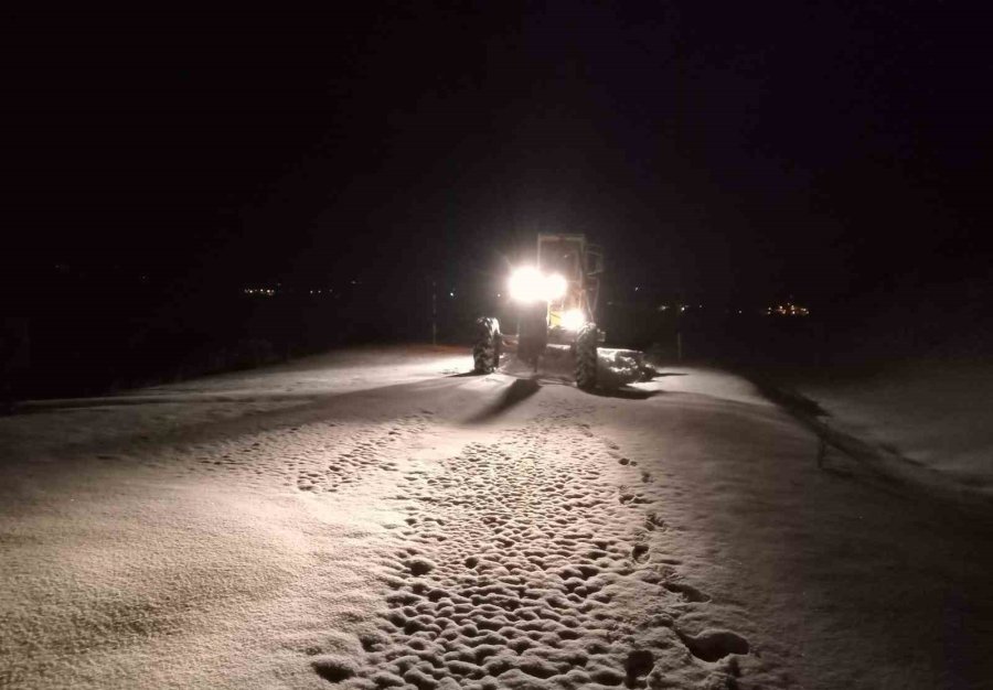 Büyükşehir, Kar Sonrasında Kapanan 90 Mahalle Yolunun Ulaşıma Açtı