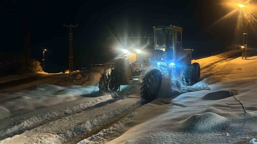 Büyükşehir, Kar Sonrasında Kapanan 90 Mahalle Yolunun Ulaşıma Açtı