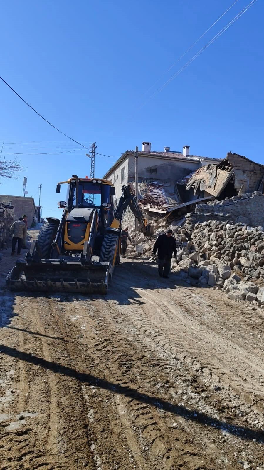 Kayseri’de Ev Ve Ahır Çöktü, 37 Hayvan Telef Oldu