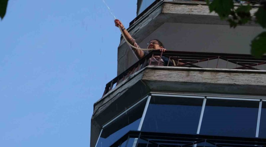 Alev Alev Yanan Kamyonete Damacana Ve Balkonlardan Hortumla Müdahale Ettiler