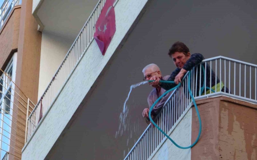 Alev Alev Yanan Kamyonete Damacana Ve Balkonlardan Hortumla Müdahale Ettiler