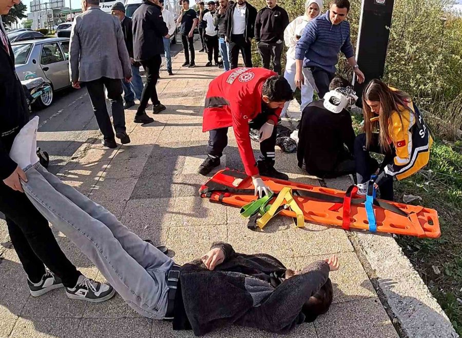 Aksaray’da Kazada Yaralılara Kaldırımda Müdahale