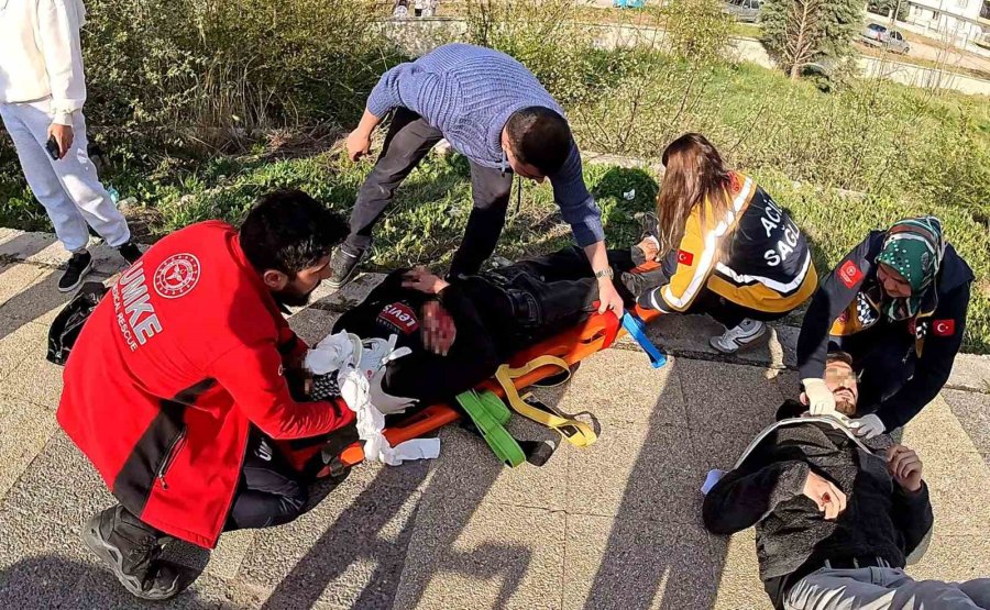 Aksaray’da Kazada Yaralılara Kaldırımda Müdahale