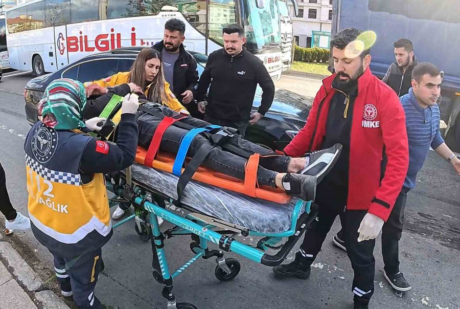 Aksaray’da Kazada Yaralılara Kaldırımda Müdahale