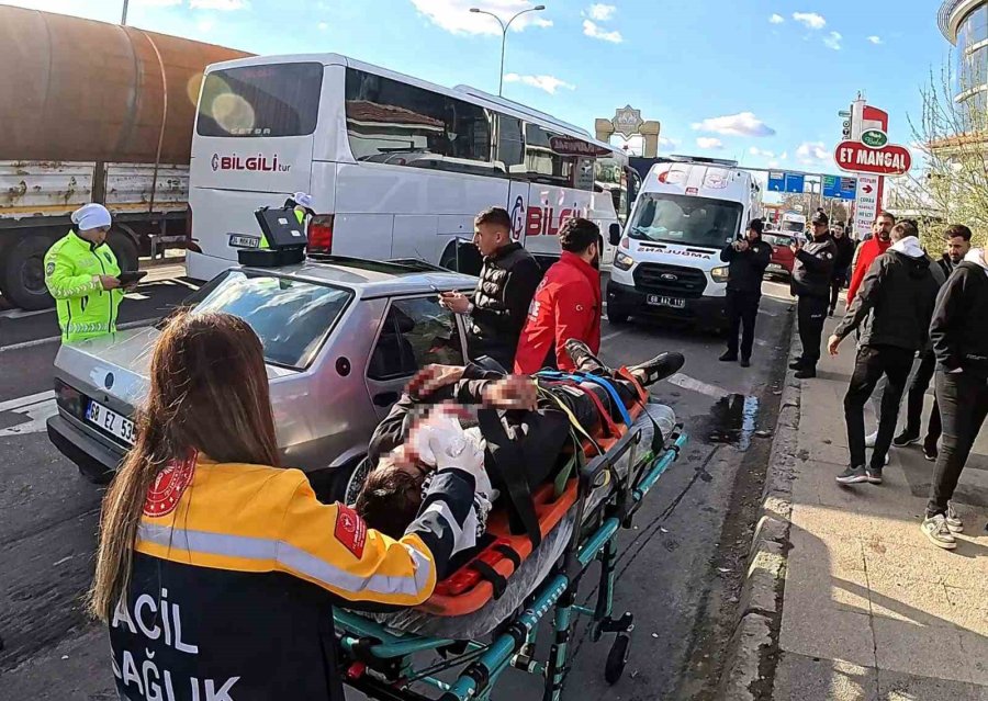 Aksaray’da Kazada Yaralılara Kaldırımda Müdahale