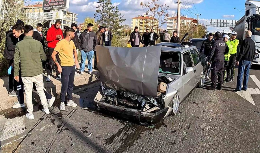 Aksaray’da Kazada Yaralılara Kaldırımda Müdahale