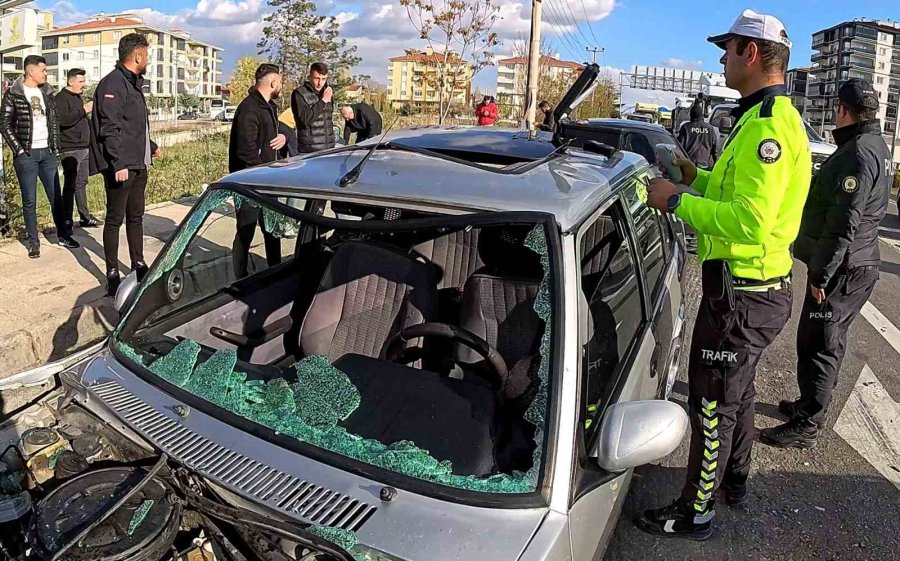 Aksaray’da Kazada Yaralılara Kaldırımda Müdahale