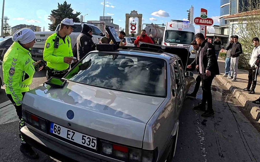 Aksaray’da Kazada Yaralılara Kaldırımda Müdahale