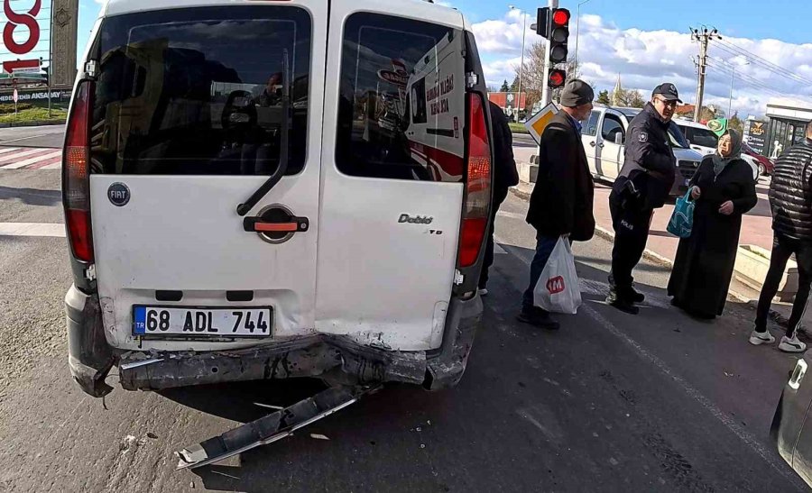 Aksaray’da Kazada Yaralılara Kaldırımda Müdahale